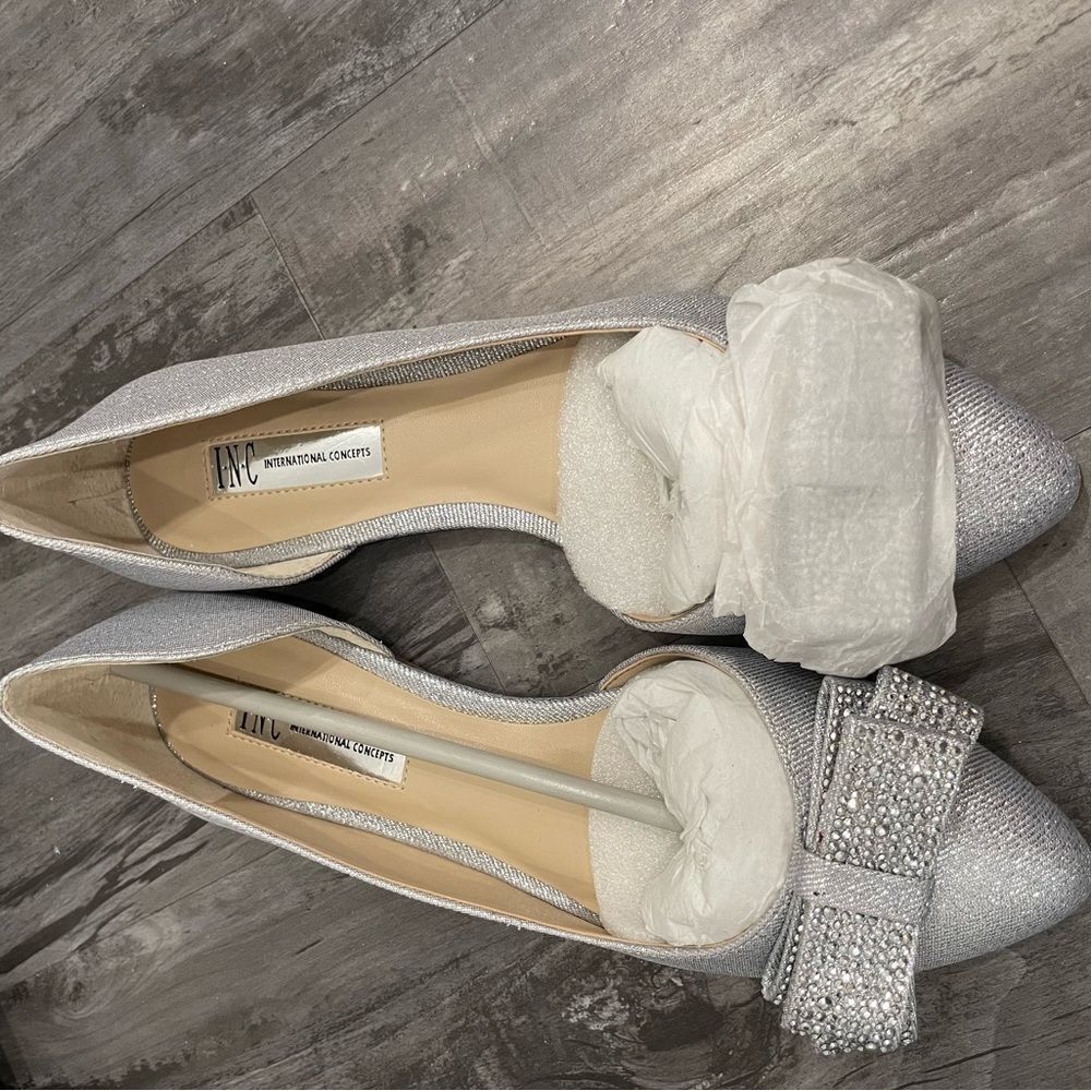 NWT INC International Concepts Women's Silver Bow Flats size 8 - Picture 2 of 12